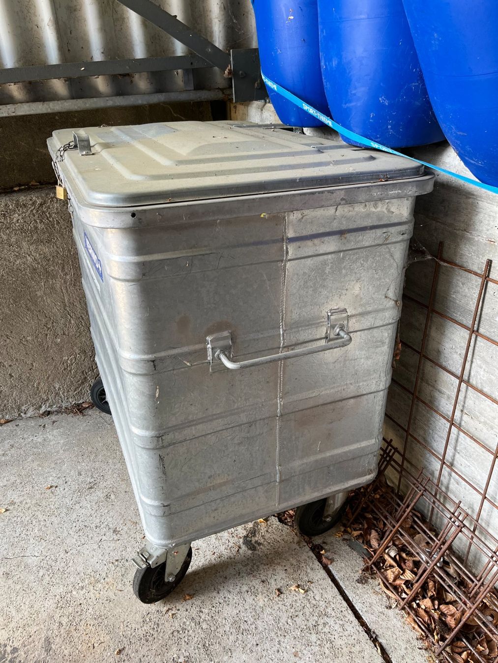 Eléments de bureau: Müll Container – D'occasion à Trimbach par Tripoli_Trimbach 1