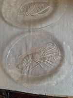2 Glasteller Fisch und Hummer mit Relief gut erhalten