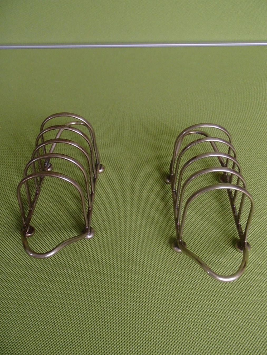 Cucine complete: 2 englische versilberte Toastbrot Halter – Usato da Schöfflisdorf venduto da pullux 2
