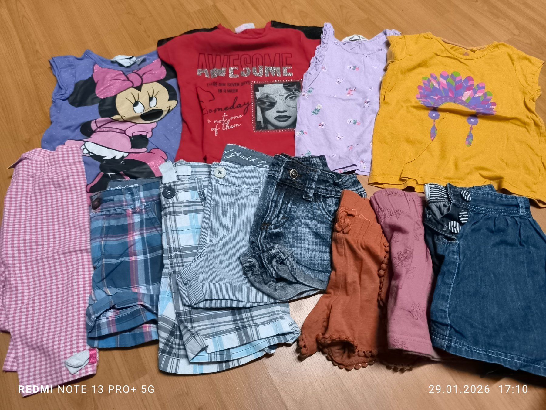 Lotti & Set di vestiti: Kinder Kleider, Hosen, T-Shirts, Pullover, Gr. 98-104. – Usato da Jona venduto da mi2020 1