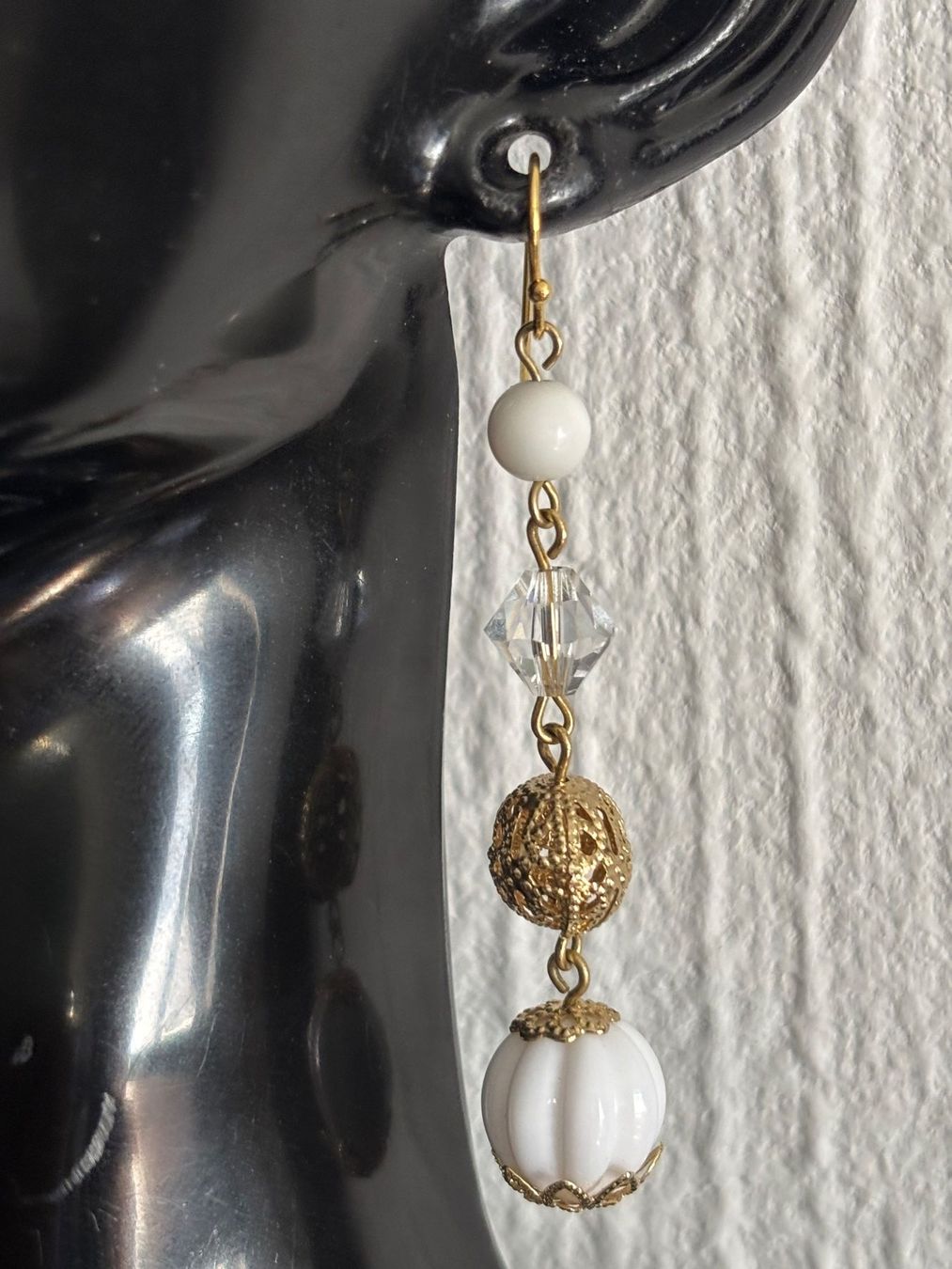 Boucles d'oreille: Boucles d'oreilles pendantes perles blanches et dorées – D'occasion à Peseux par CharmeCommerce