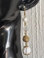 Boucles d'oreilles pendantes perles blanches et dorées