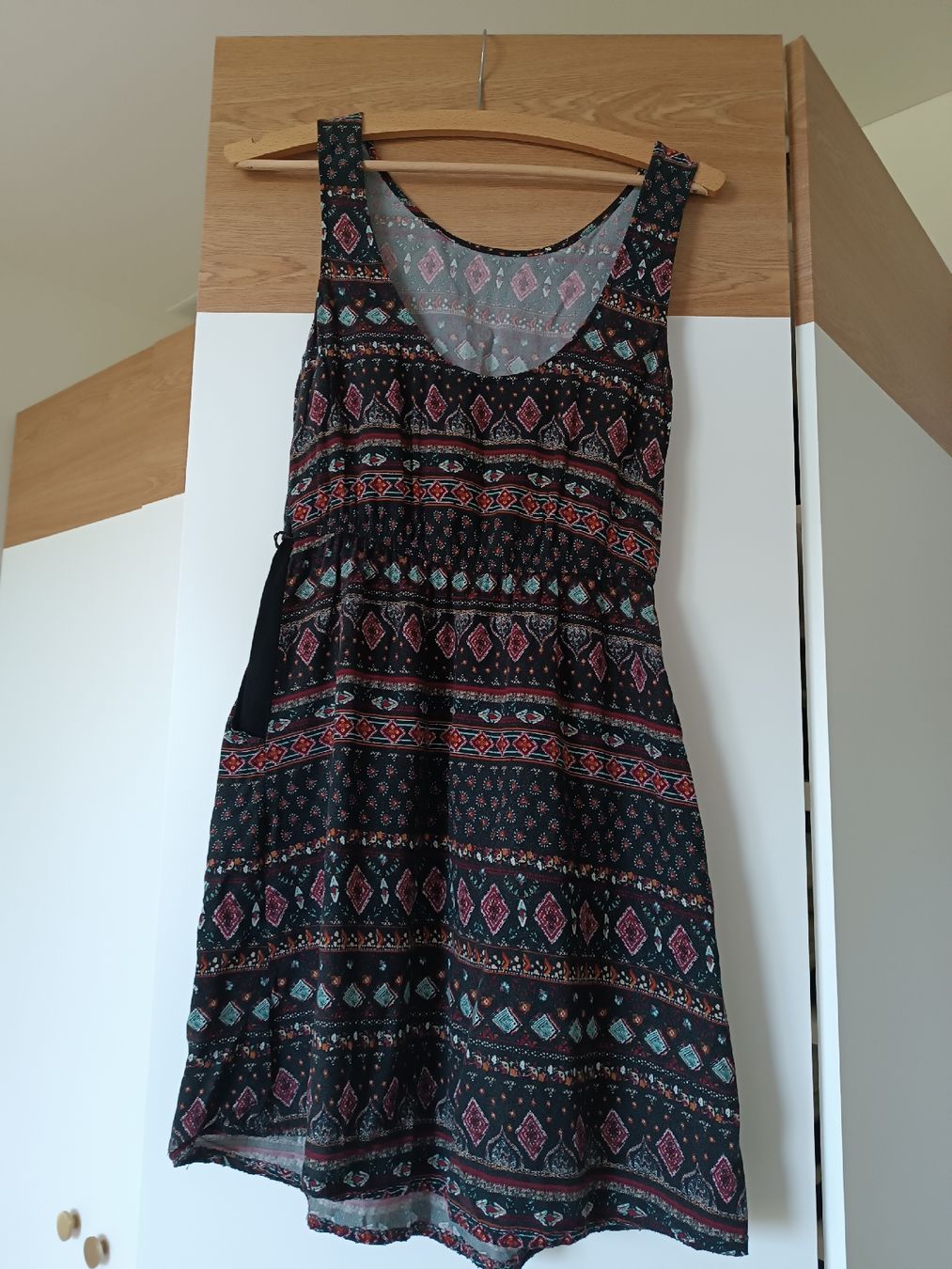 Kleider: Schwarzes Kleid mit rot-blauem Muster, Grösse 36 – Gebraucht aus Luzern von sim_lqq2 1