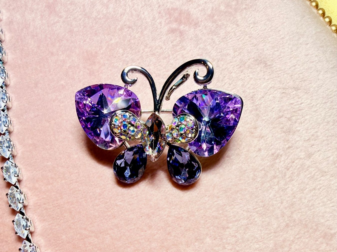 Altri gioielli: Ensemble bijoux violet papillon collier et boucles – Nuovo e nell'imballaggio originale da St-Maurice venduto da Sandrinette123 4