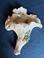 Antike Wandvase aus Porzellan mit Putto
