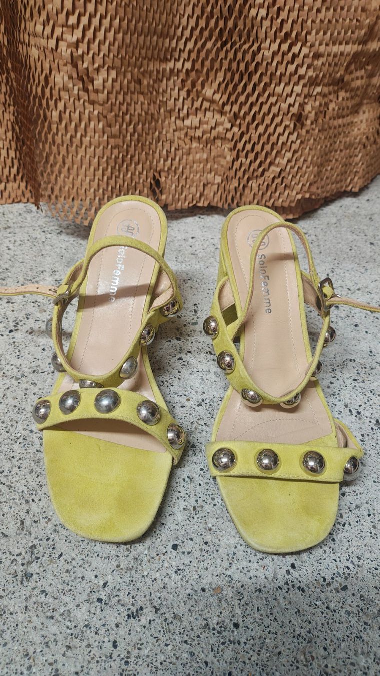 Scarpe da donna: Limettengrüne Wildledersandalen – Nuovo (secondo la descrizione) da Thalwil venduto da hri_s2bq
