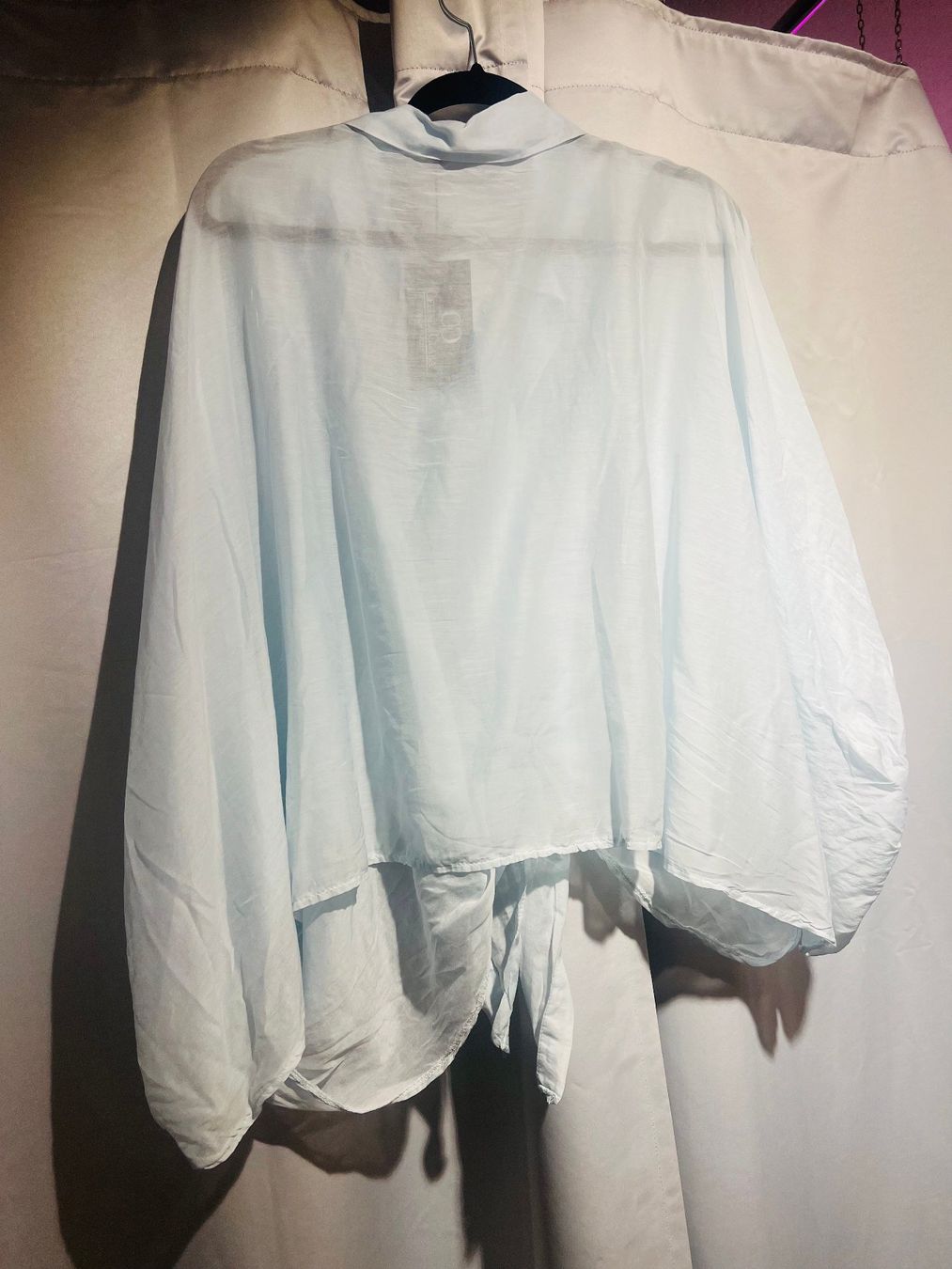 Blusen: Halbtransparente Binde-Bluse mit Ballon-Ärmeln - 20% Seide – Neu und originalverpackt aus Zürich von Naebeli 1