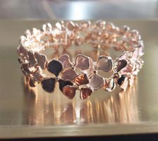 Neues Blumen Armband, Goldfarben, ideal für den Frühling!