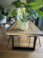 Esstisch aus Mango-Holz, sehr schön.