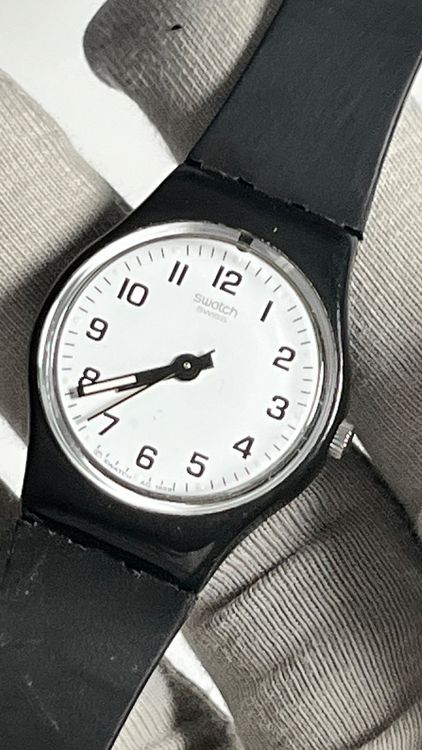 Klassische Swatch Uhr, Schwarz/Weiss 5