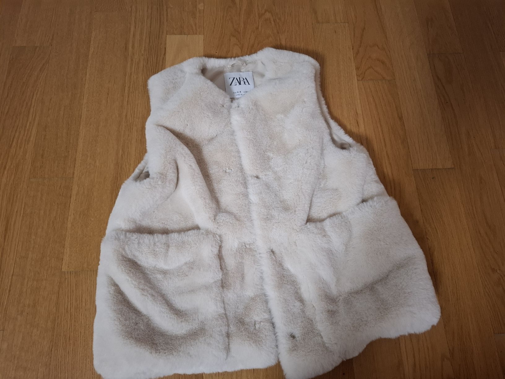 Altro abbigliamento per bambina: Zara Mädchen Weste Fellweste Gr. 130 – Usato da Baar venduto da Jhonny18