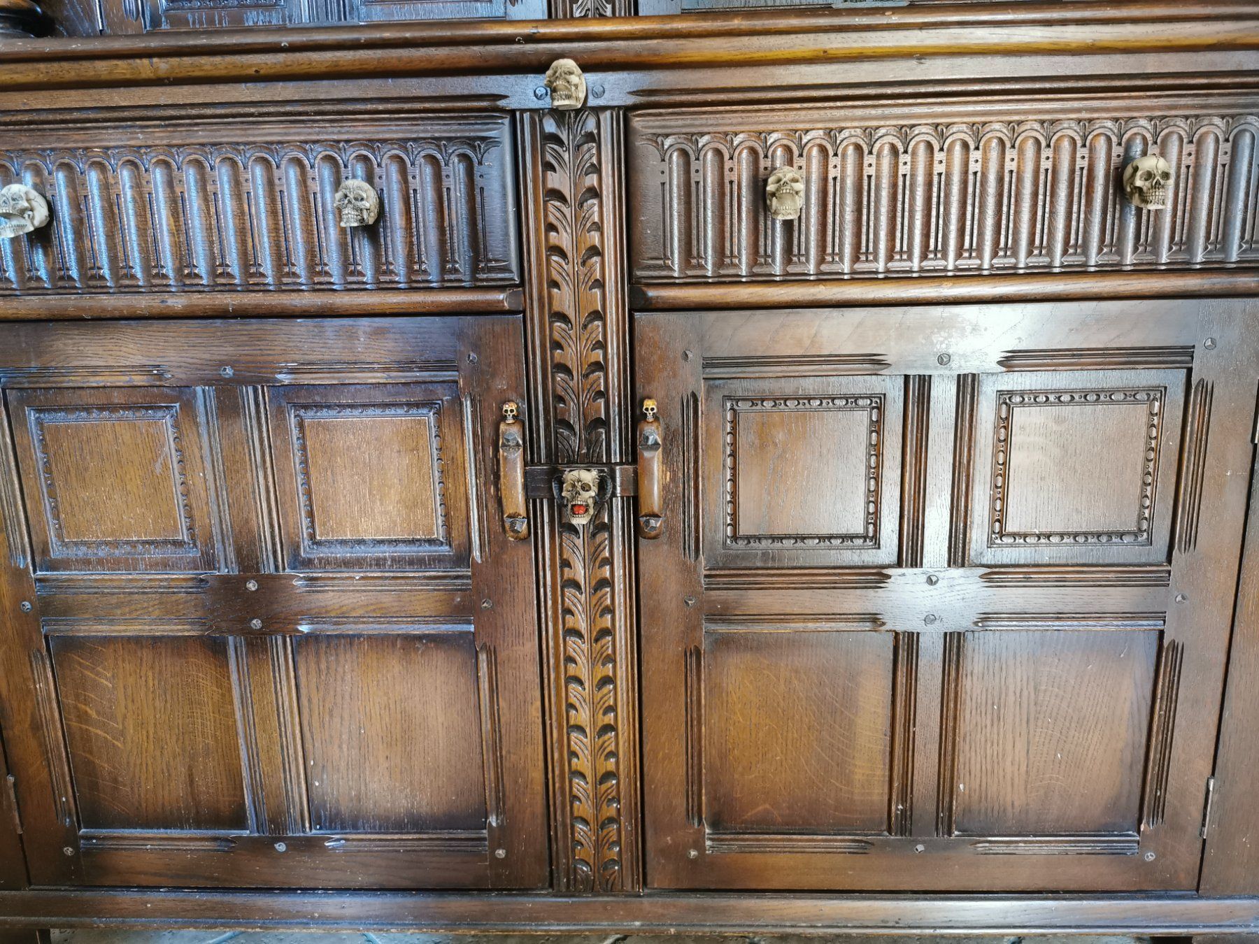 Cassettiere: Commode ancienne avec crânes – Usato da Pailly venduto da jme99 2