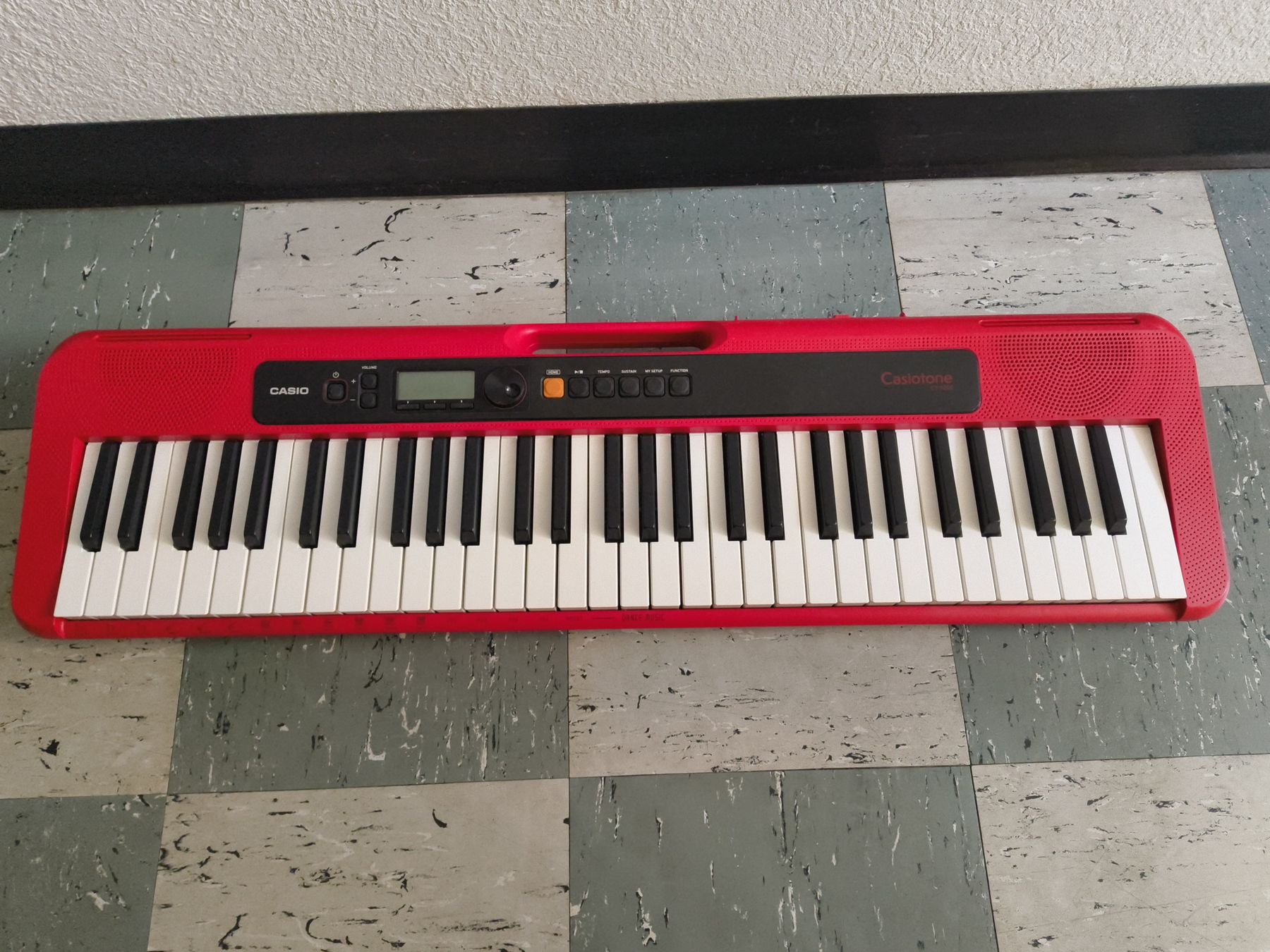 Casio Strumenti musicali: Casiotone CT-S200RD Keyboard Rot Defekt – Difettoso da stettlen venduto da VintageBern_ch