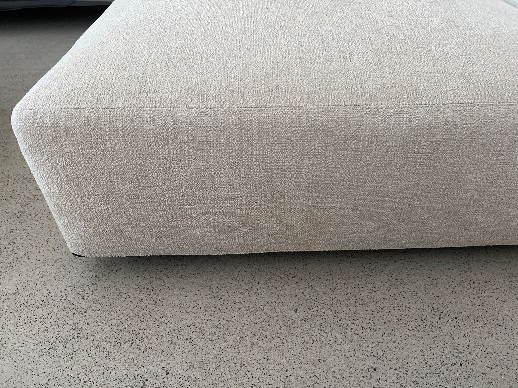 Minotti Sgabelli: Minotti Beige Ottoman Groundpiece Pouf Basis Element – Usato da Zürich venduto da bottega.bernardo