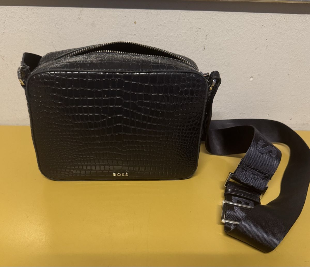 Hugo Boss Taschen für Damen:  Boss Handtasche  – Gebraucht aus Schlieren von Freundlich02