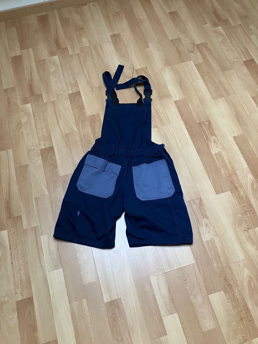 Pantaloni: Arbeitskleidung kurze Latzhose Hose – Usato da Bettwiesen venduto da Zustand57 1