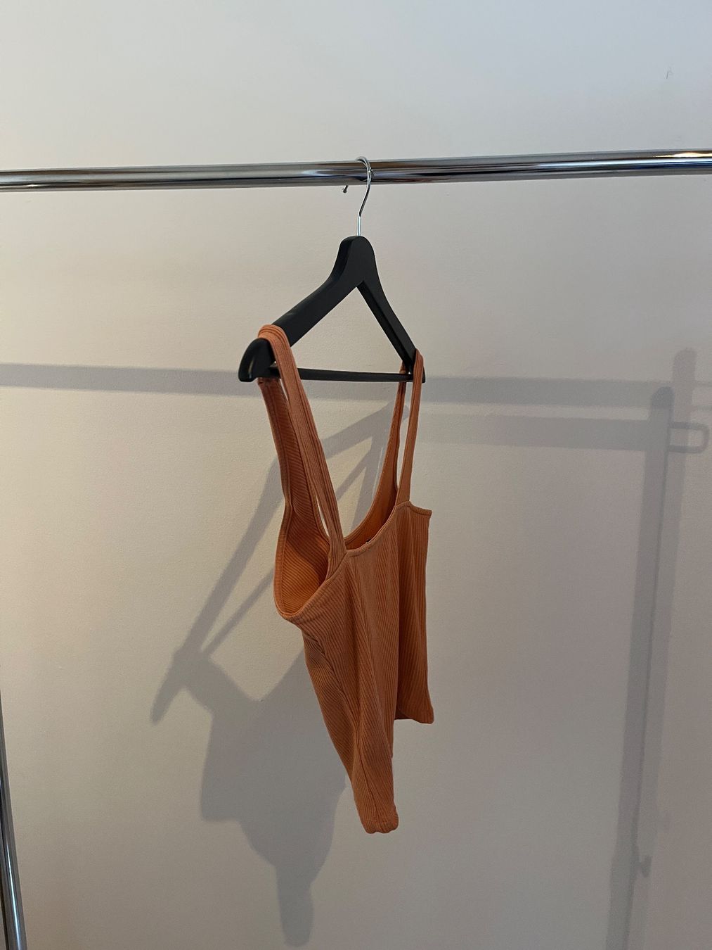 Na-kd Top: Top orange bretelle sur une épaule – Usato da Savagnier venduto da taianab 3