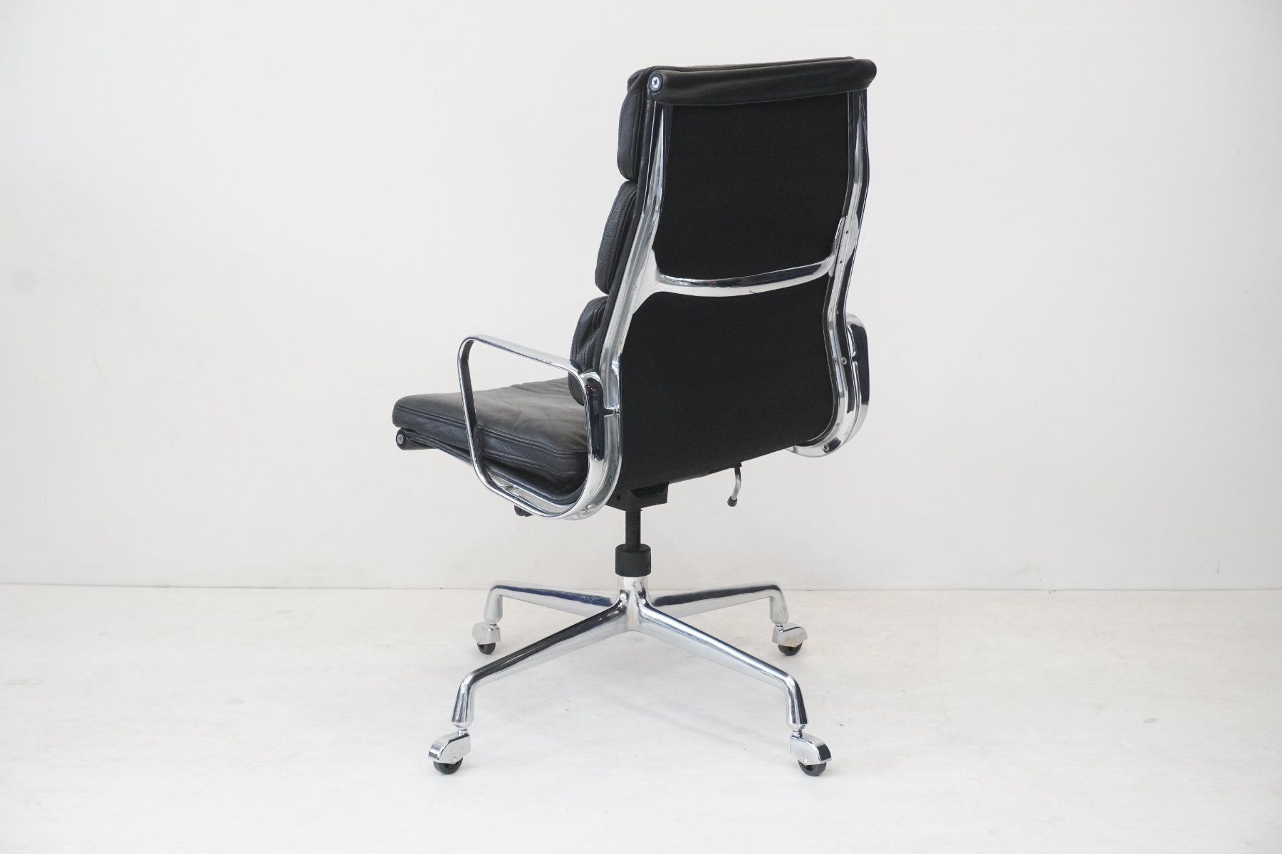 Herman Miller Sedie: Herman Miller Eames Soft Pad EA219 Leder Designklassiker – Usato da Bad Zurzach venduto da QLASSIQ 4