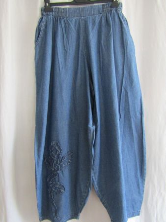 Gr. 48/58, weite Jeans mit Blütenapplikation von LaBass