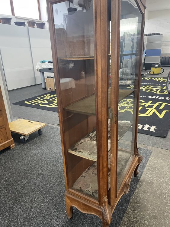 Vitrines: Antiker Vitrinenschrank Jugendstil Nussbaum massiv Verglasun – D'occasion à Volketswil par Edwiga01 1