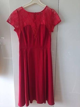 Jolie robe dentelle rouge