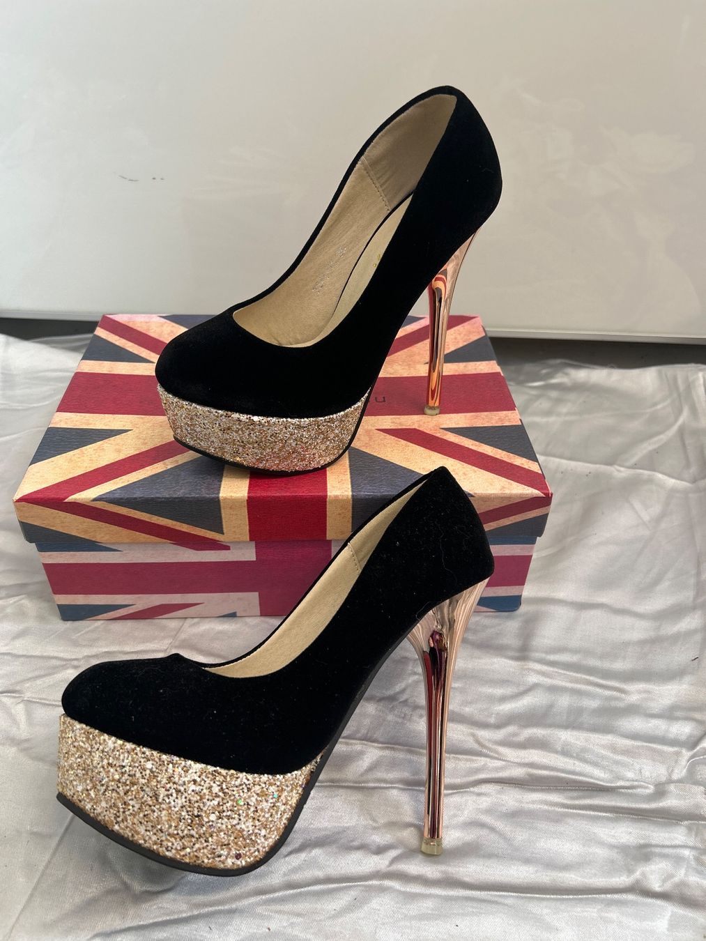 Scarpe da donna: High Heel Pumps schwarz/gold Gr 36 Neu – Nuovo e nell'imballaggio originale da Regensdorf venduto da Spyke55