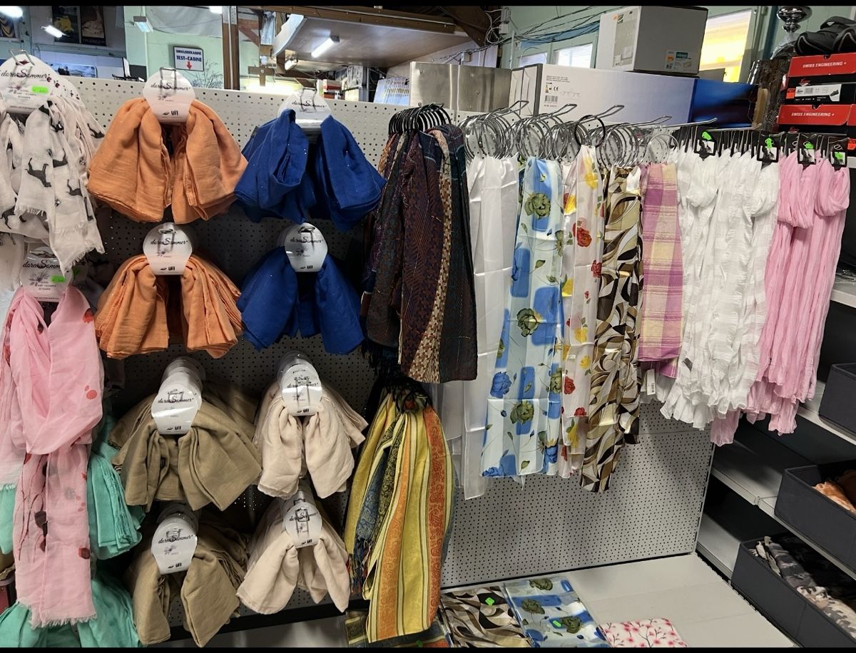 Foulards, Tücher & Schals: Halstuch--Damenschall 100 Stück – Neu (gemäss Beschreibung) aus Interlaken von Skandalpreis