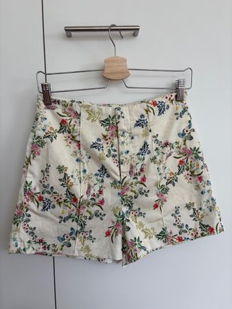 Zara Short Gr. M mit Sommer-Blumenprint