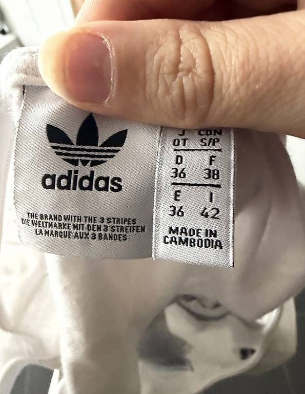 Top: ADIDAS CROP TOP – Usato da Affeltrangen venduto da janaleiin 2