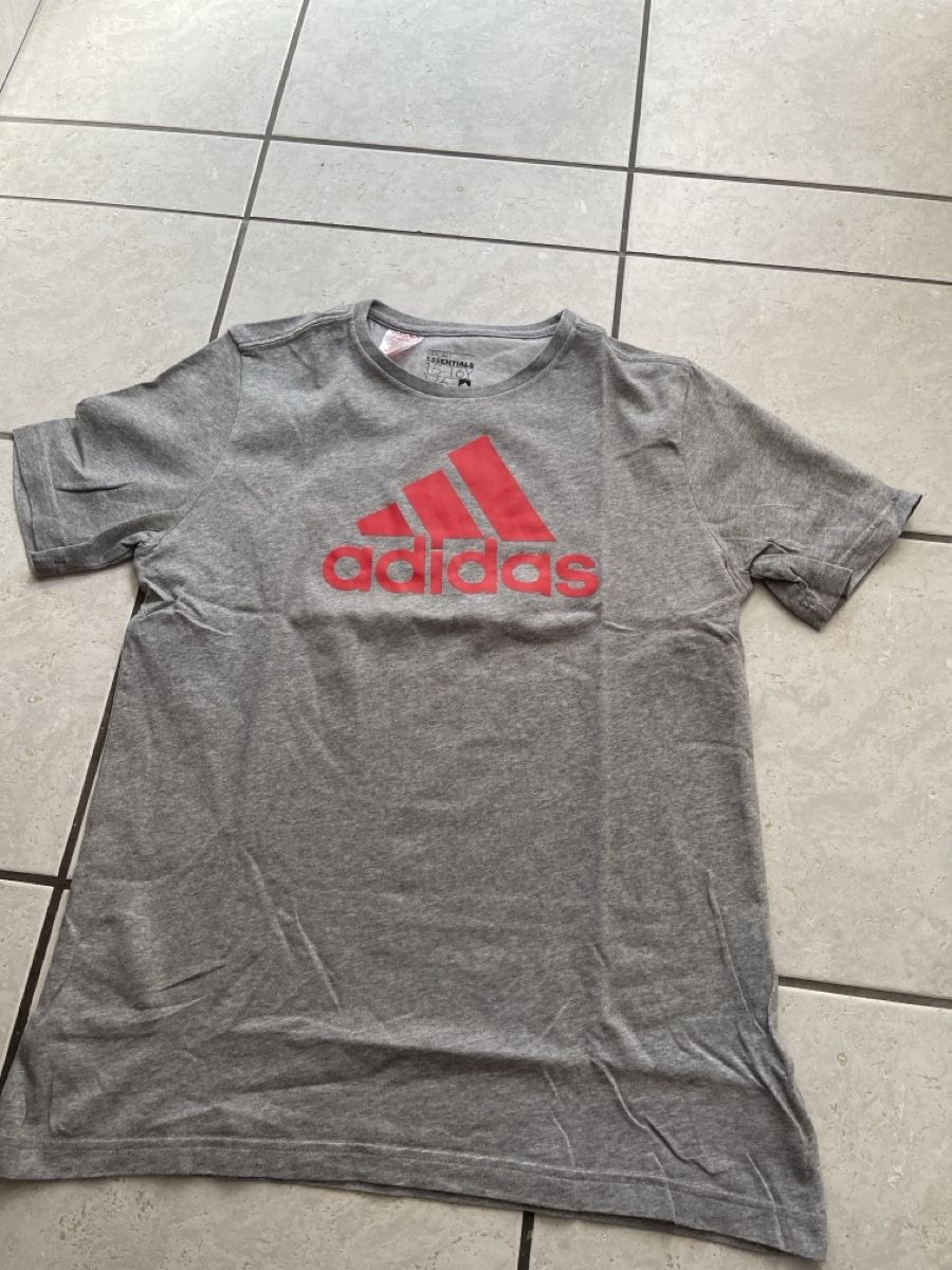 Adidas T-shirt: Schönes Adidas Shirt Gr 176 – Usato da Lostorf venduto da Luelostorf