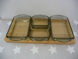 4 Schalen auf Holztablett