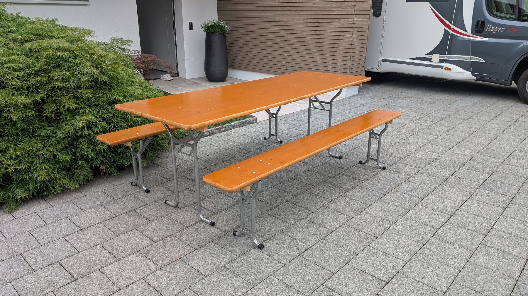 Set di tavolo e panche: Festbankgarnitur mit Rohrfüssen – Usato da Reinach AG venduto da Ugrendi 1