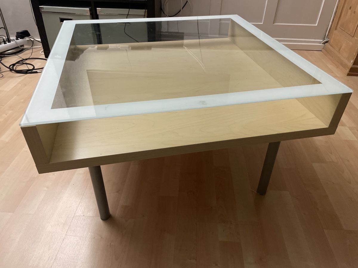 Ikea Tables: Kleiner Tisch mit Glasplatte – D'occasion à Zürich par toe_7gmv 1