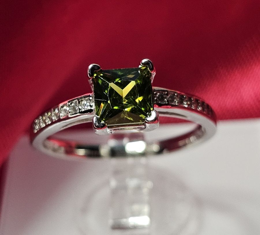 Anelli: Klassischer Ring mit Peridot, 925 versilbert, Gr. 8 – Nuovo (secondo la descrizione) da Grenchen venduto da maretop 1