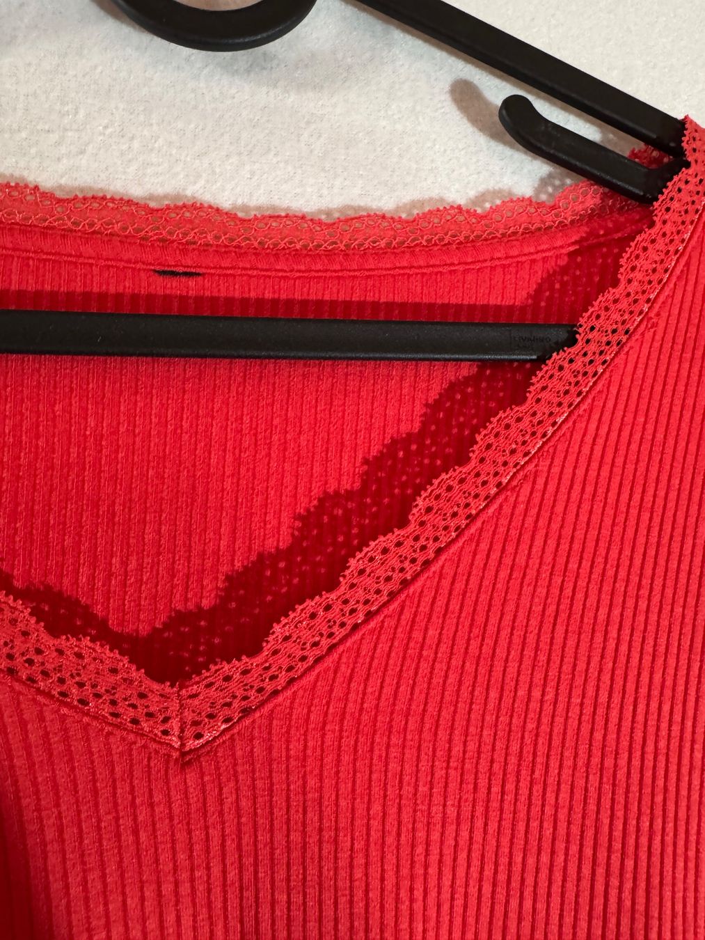 Pulls & Sweat-shirts: Schöner roter Pullover mit Spitzenrand – D'occasion à Grosswangen par second_hand_dress 1