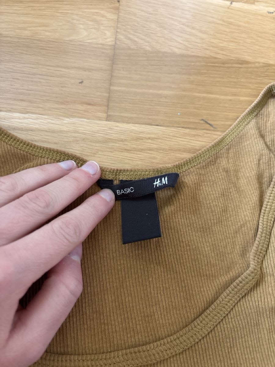 Top: ockergelbes Basicshirt von H & M  – Usato da Grosshöchstetten venduto da annalena288 1