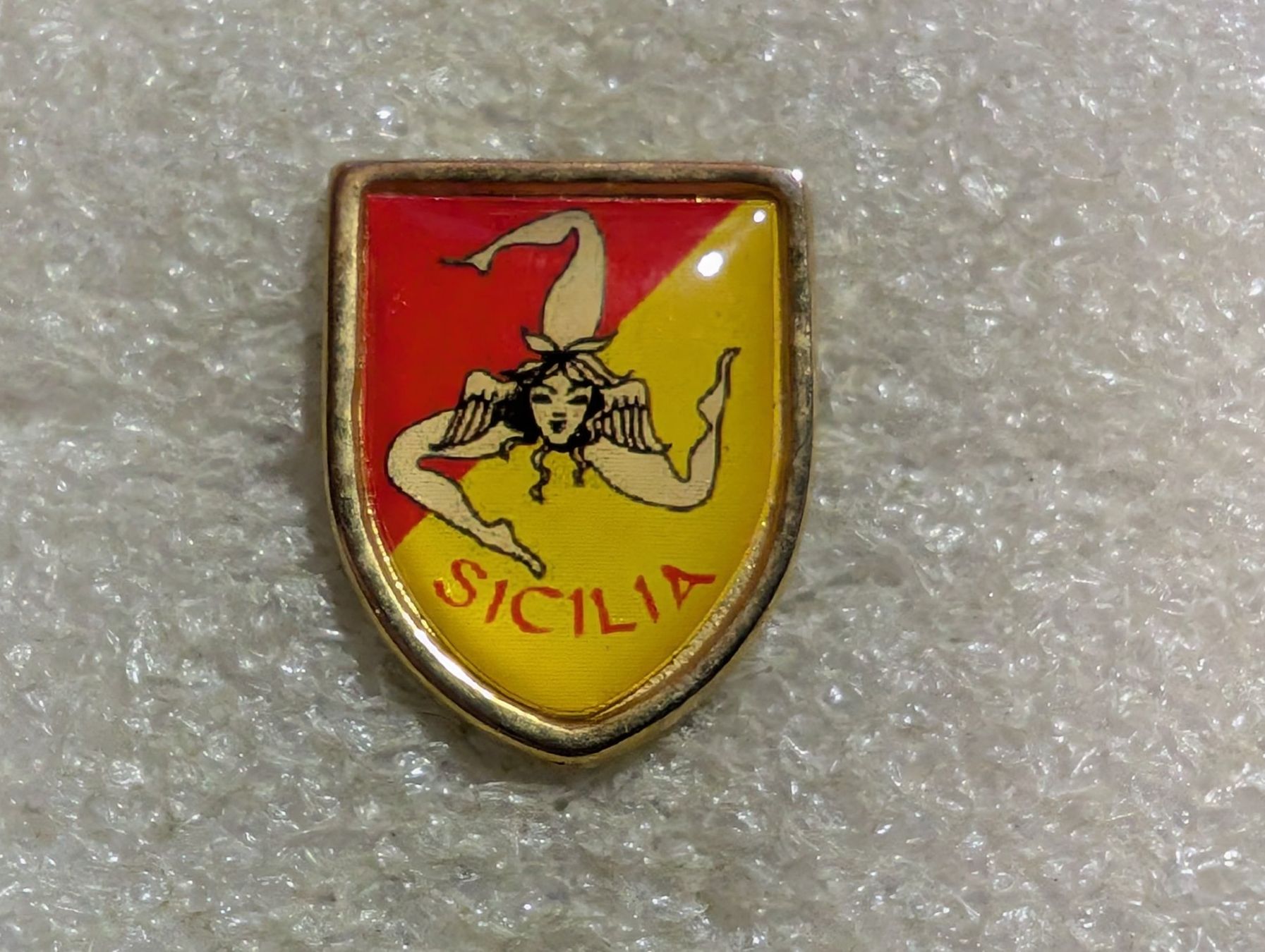 Plaketten & Abzeichen: Ansteckpin 73: Sicilia – Gebraucht aus Oppligen von Pin-Fall-Shop