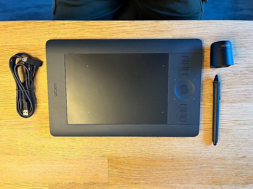Tablettes PC: Tablette graphique Wacom Intuos Pro Small (PTH-451) – D'occasion à Leytron par ilias_08 1