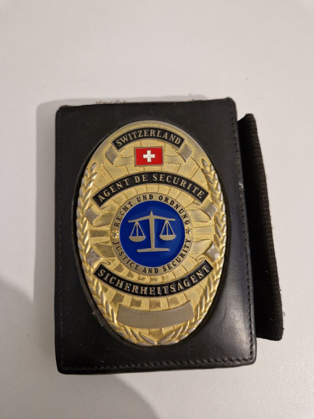 Placchette & Badge: Security Badge mit ID Holder aus Leder – Usato da Unterägeri venduto da brg109