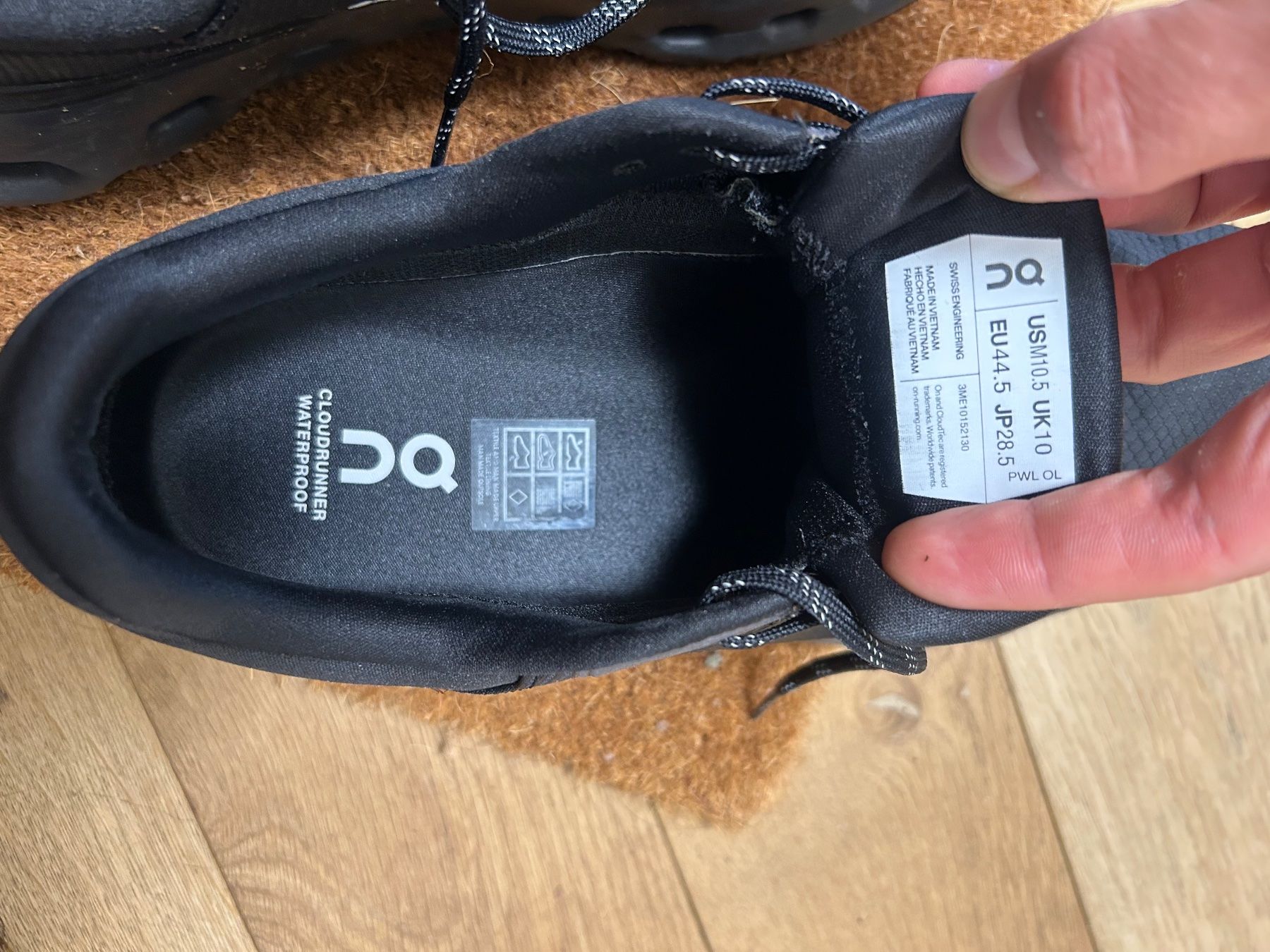 On Scarpe da uomo: On Cloudrunner Waterproof 44.5 – Nuovo (secondo la descrizione) da Zürich venduto da Dittli098 2