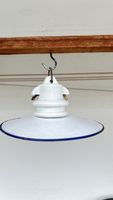Stalllampe mit Emailleschirm weiss