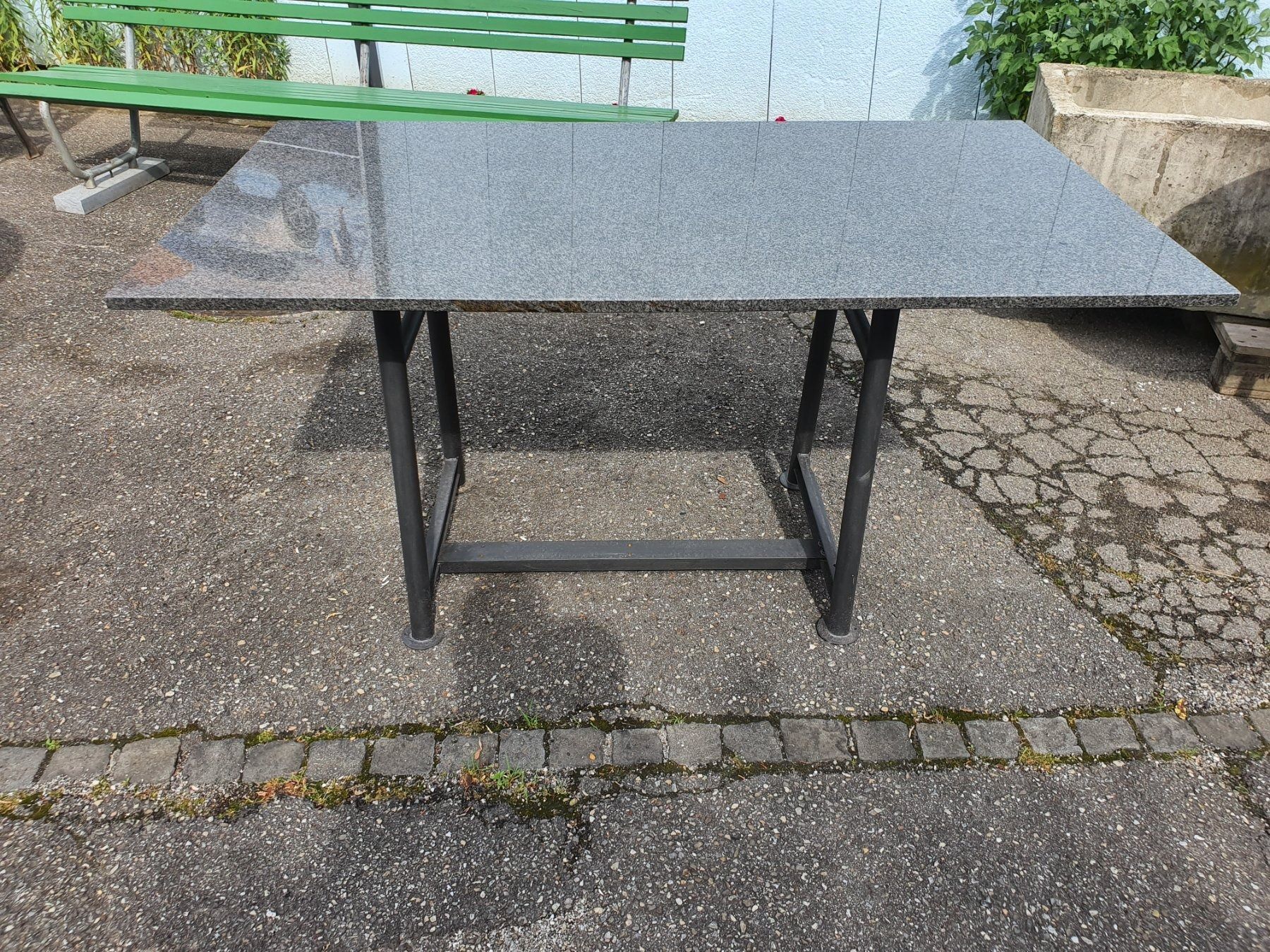 Tappeti: Granittisch mit Metallbaufuss – Usato da Wangen b. Olten venduto da Hecht62xyz 1
