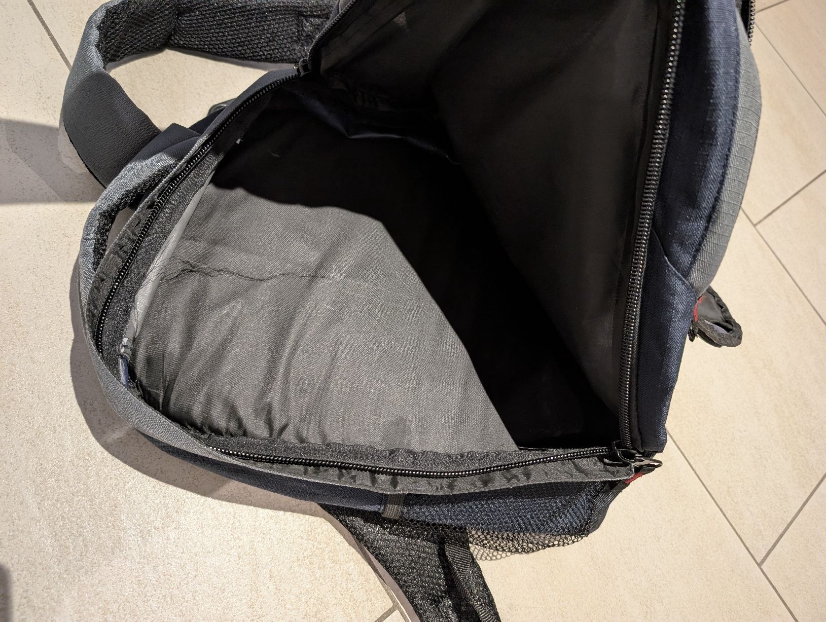 Rucksäcke: Rucksack mit vielen Fächern – Gebraucht aus Ganterschwil von Nike18 4