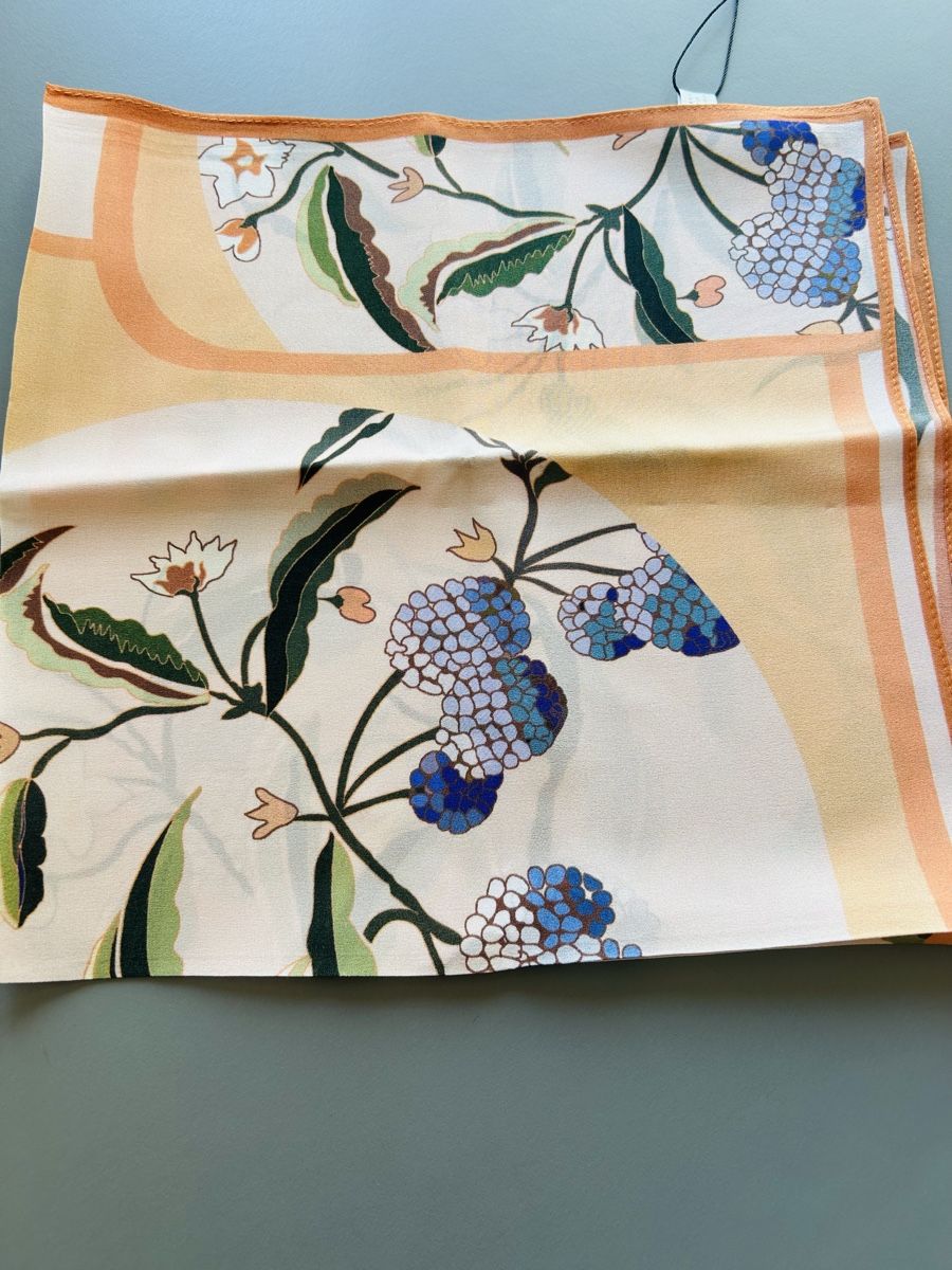Foulards & écharpes: Foulard en soie – Neuf avec emballage d'origine à Founex par etswang 2