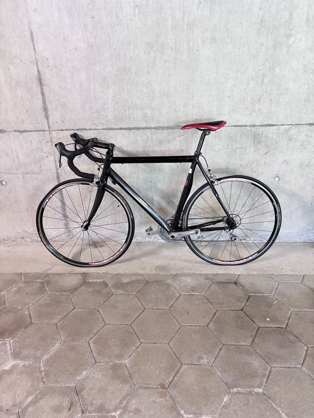 Velos: Rennrad mit Platten Reifen – Gebraucht aus Sattel von lsc_k62p