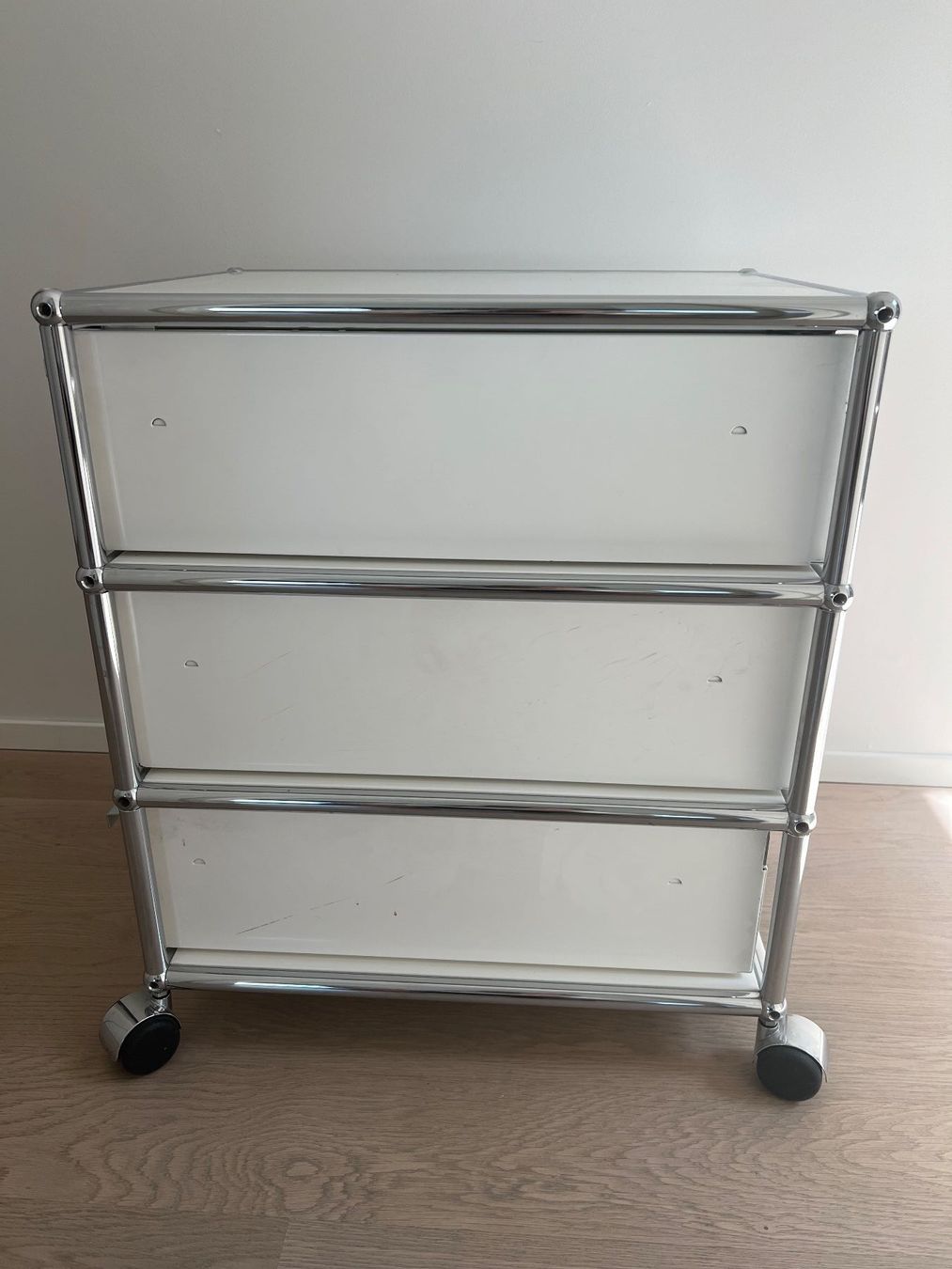 USM Banconi: USM Rollcontainer in Weiss mit 3 Schubladen – Usato da Winterthur venduto da mic_l98y 8
