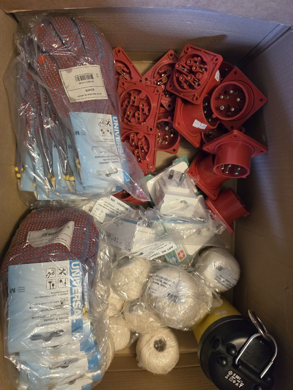 Guanti & manicotti: Elektromaterial-Konvolut: Steckdosen, Stecker, Handschuhe – Nuovo (secondo la descrizione) da Zürich venduto da Onebox
