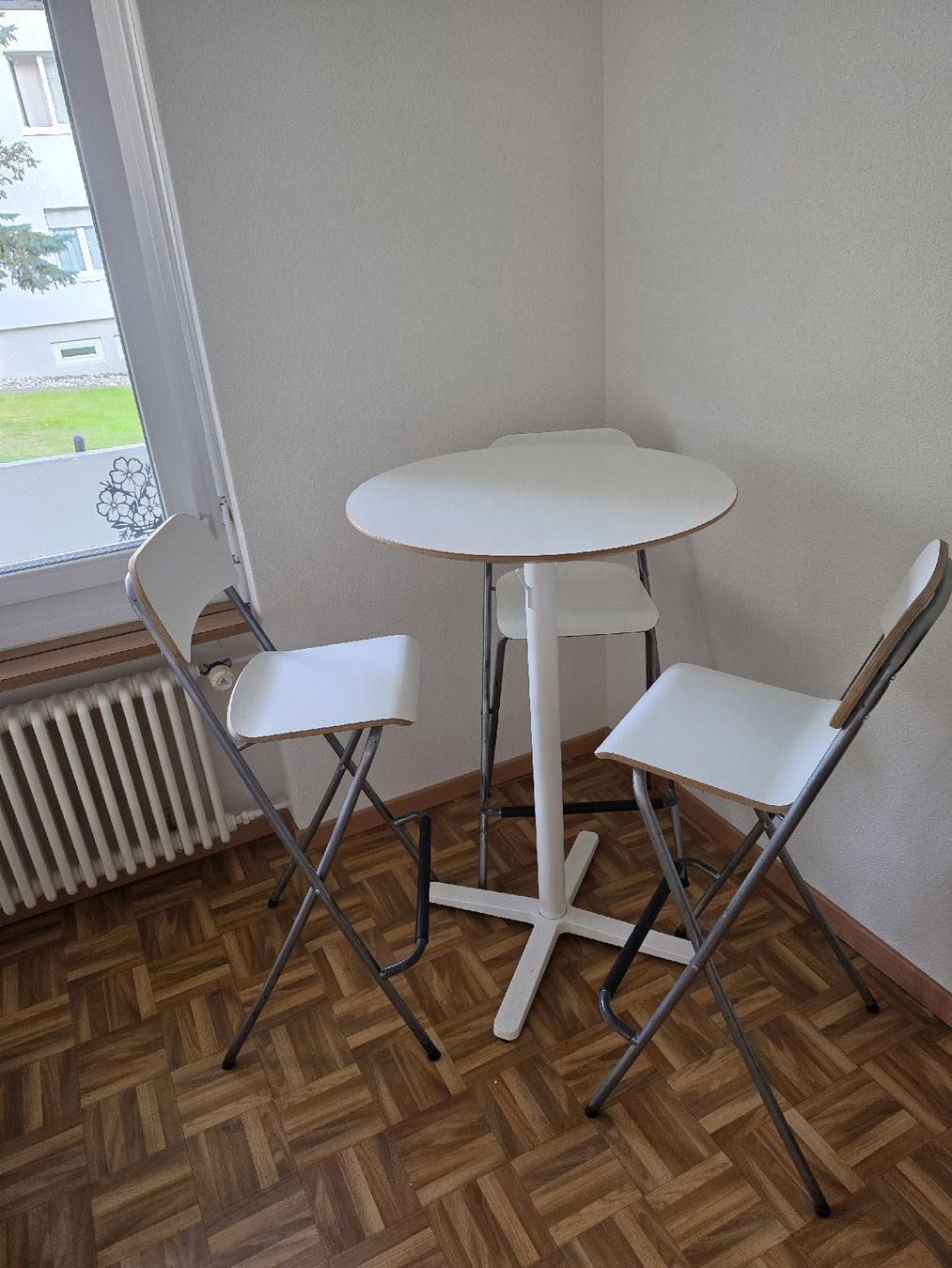 Set de table et chaises: Ensemble table et 3 chaises pliantes blanc  – D'occasion à Port par Car_hq52 3