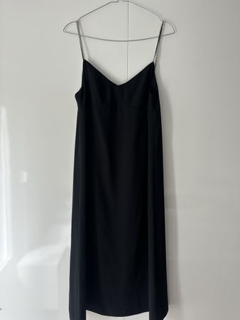 Schwarzes Kleid mit Juwelenträgern