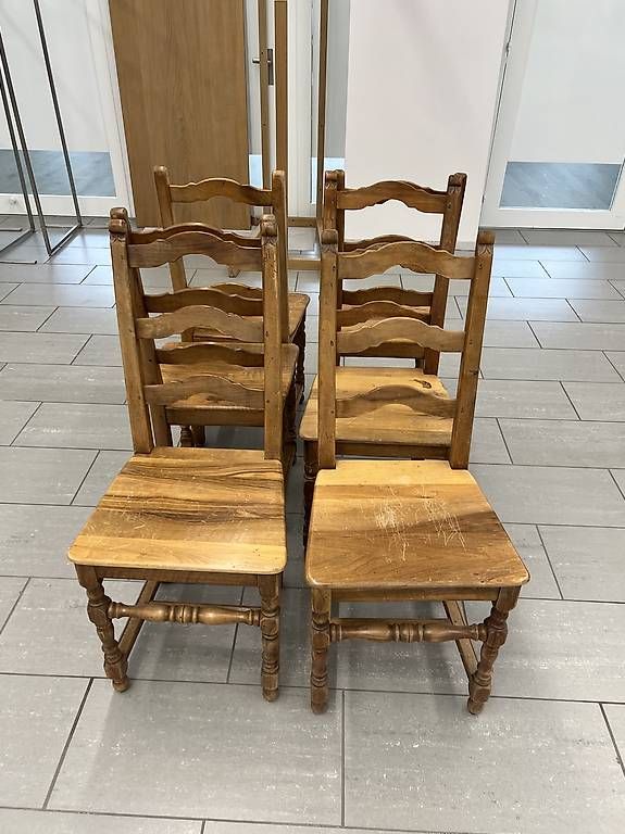 Stühle: Antike Holzstühle – Gebraucht aus Biel/Bienne von Sec-hand-Biel